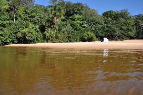 De manhã bem cedo, em acampamento na Prainha do Rio Novo, no Jalapão - TO